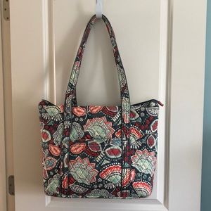 Iconic Vera Tote in Nomadic Floral